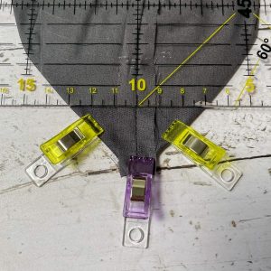 Eine Ecke vom Stoffbeutel abgemessen und fixiert