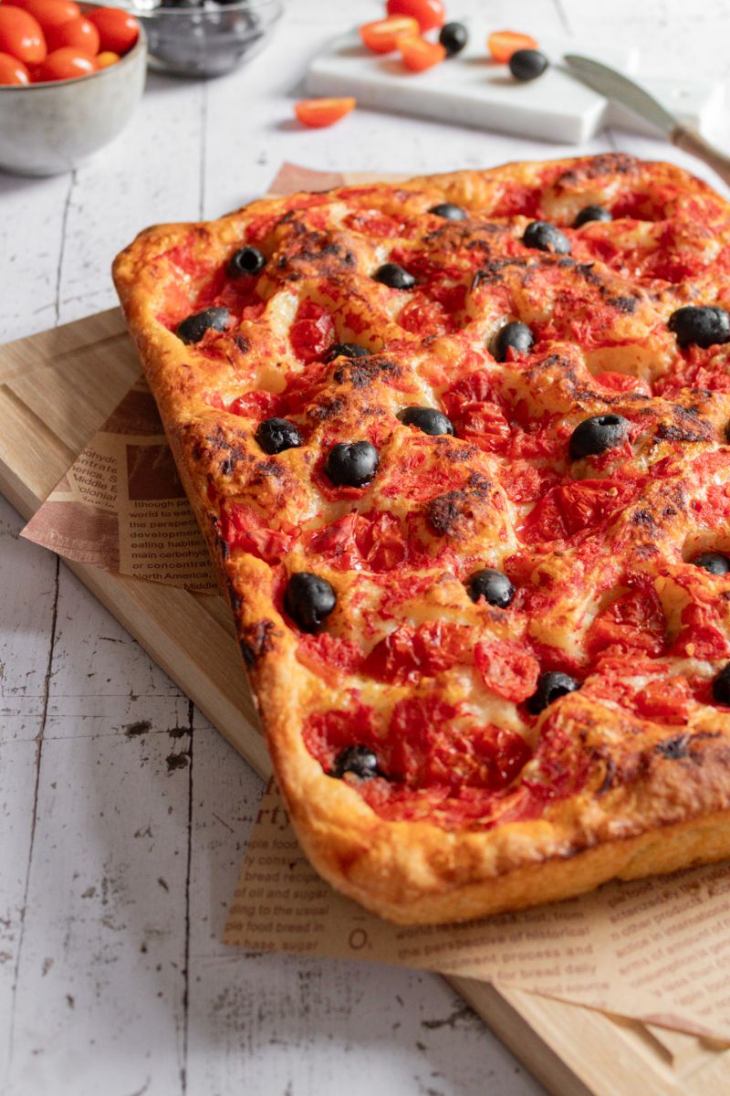 Fluffige Focaccia mit Tomaten und Oliven ⎢ Italienisches Rezept