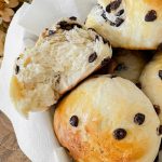 Ein halbes Schokobrötchen mit fluffigem Kern im Brotkorb