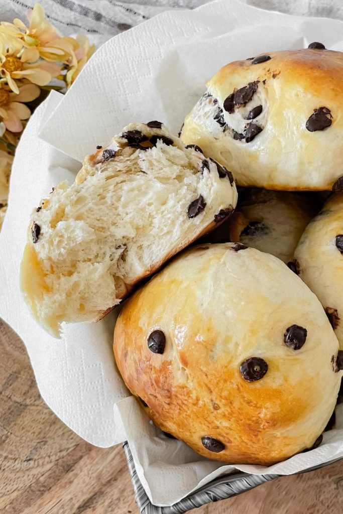 Ein halbes Schokobrötchen mit fluffigem Kern im Brotkorb