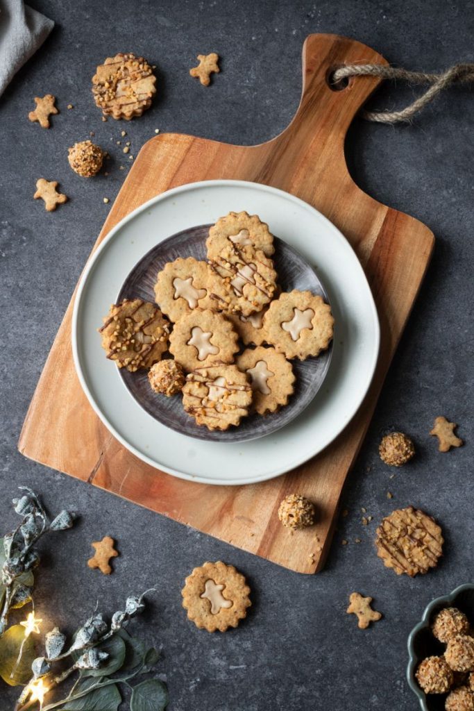Haselnuss Weihnachtsplätzchen nach Giotto Art serviert auf einem Holzbrett