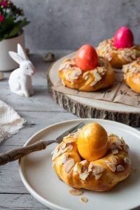Hefekranz mit Mandelblättchen für Ostern