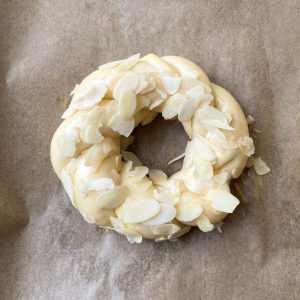 Hefekranz geformt und mit Mandelblättchen bestreut