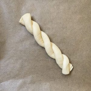 Zwei Stränge vom Hefeteig eingedreht