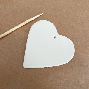 Ein Herz aus Modelliermasse mit einem Loch zum Aufhängen