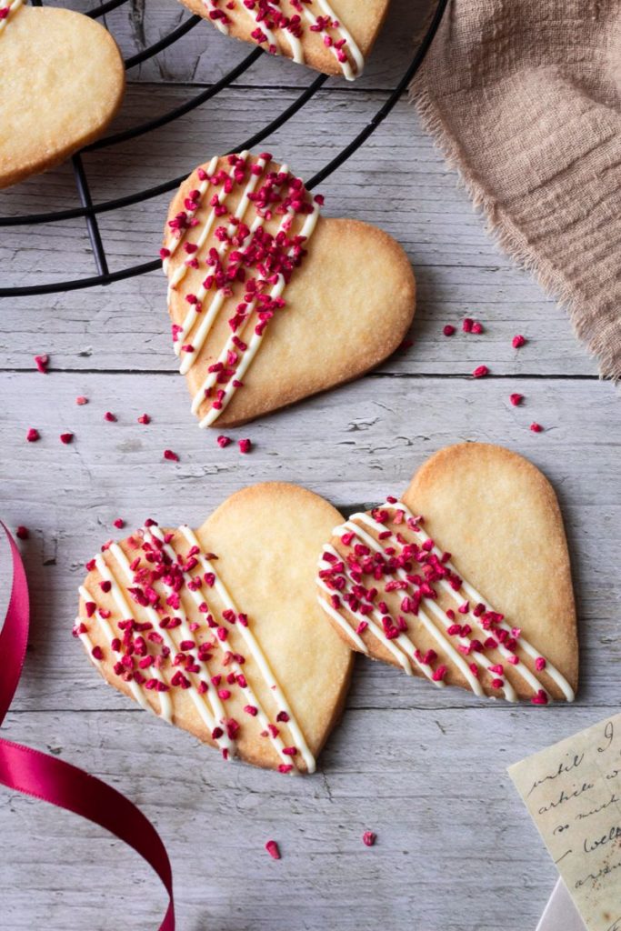 Herzkekse aus Mürbeteig und mit Schokoladen-Himbeeren-Topping