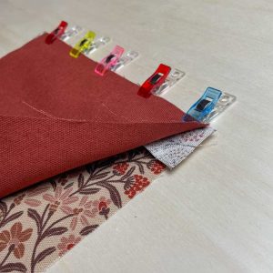 Innenstoff auf dem Reißverschluss und mit Clips fixiert