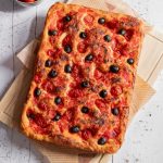 Italienische Focaccia mit Tomaten und Oliven