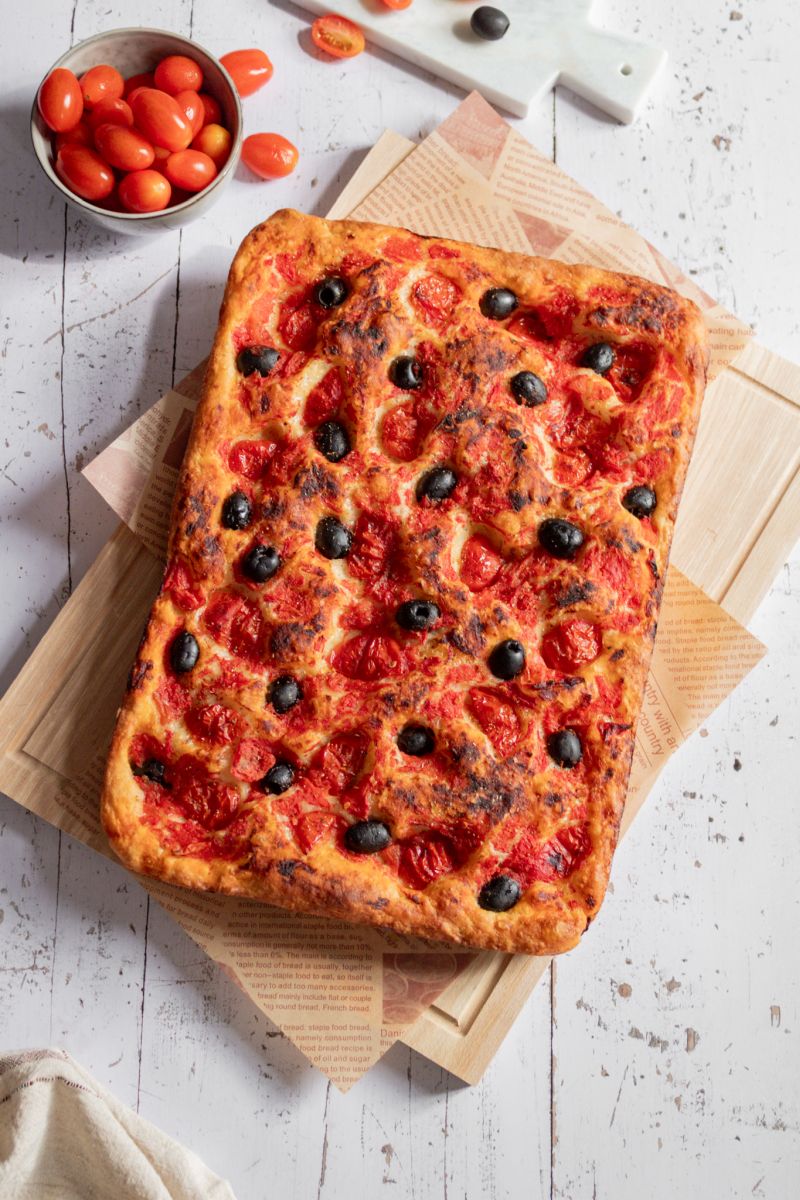 Fluffige Focaccia mit Tomaten und Oliven ⎢ Italienisches Rezept