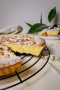Torta della nonna angeschnitten mit cremiger Füllung