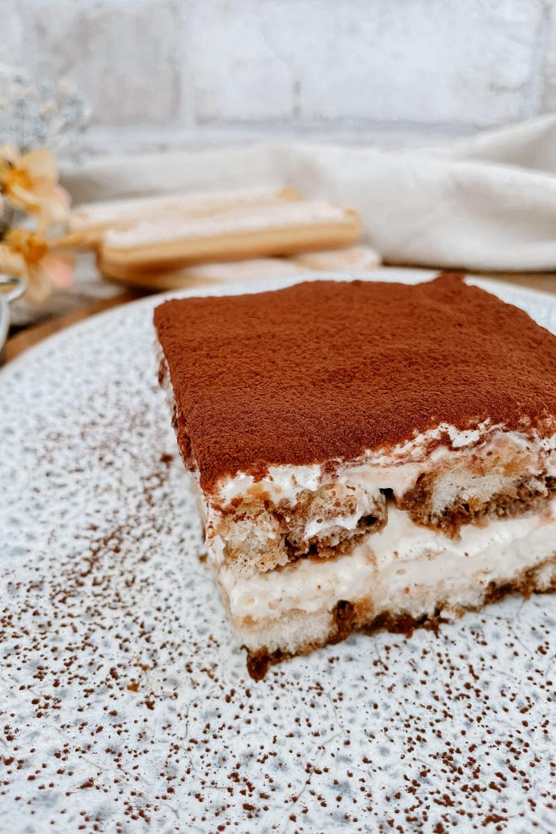 Ein Stück Tiramisu auf einem Teller serviert