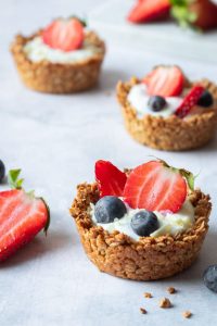 Granola Cups mit Joghurt und Früchten