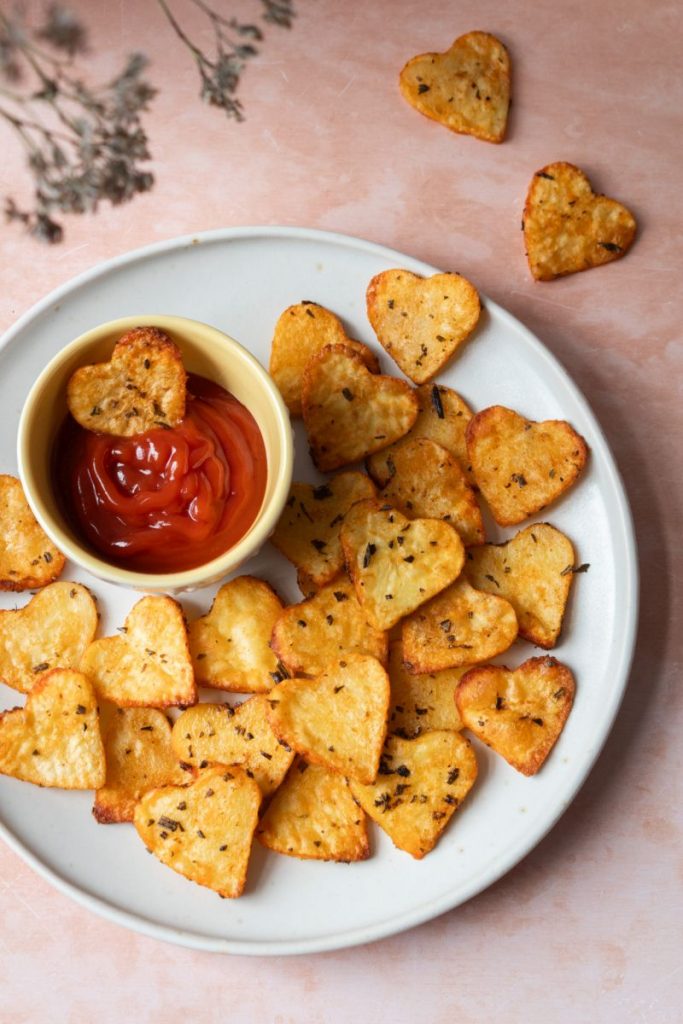 Selbstgemachte Kartoffelchips in Herz-Form