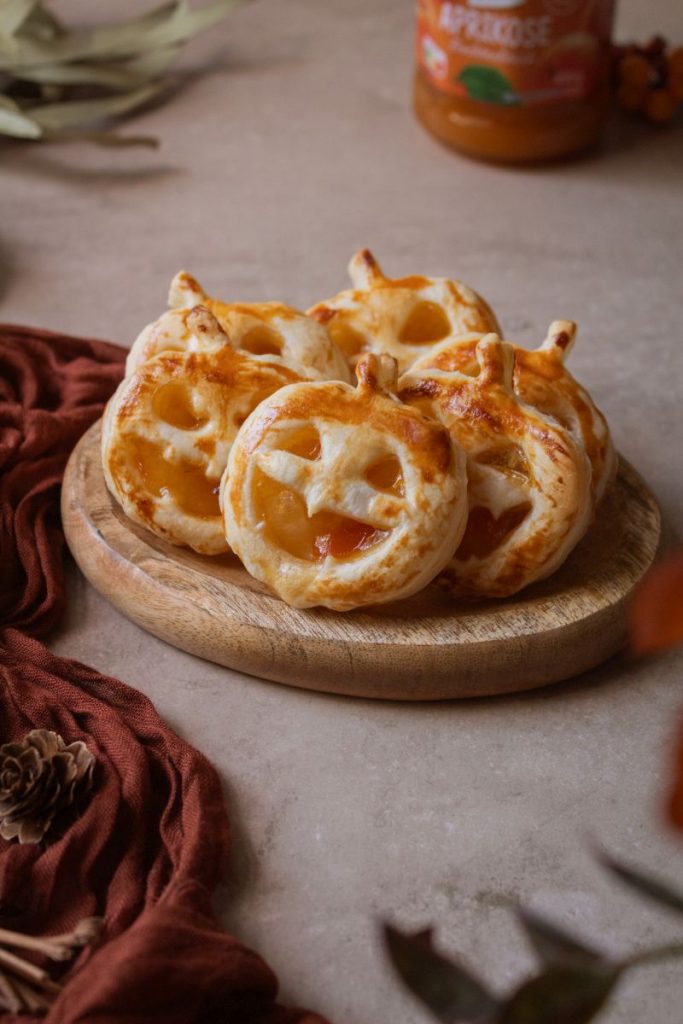 Kleine Blätterteig-Kürbisse mit Gesicht und mit Marmeladenfüllung