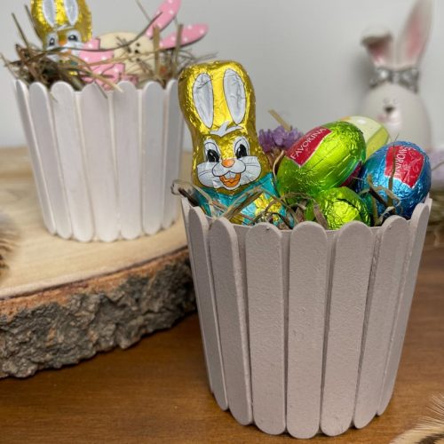 Zwei kleine Osterkörbchen in unterschiedlichen Farben