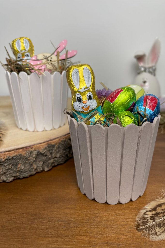 Zwei kleine Osterkörbchen in unterschiedlichen Farben