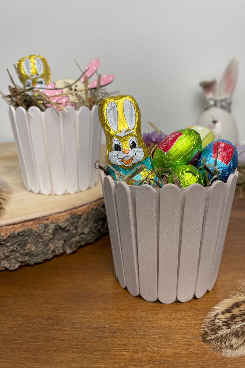 Zwei kleine Osterkörbchen in unterschiedlichen Farben