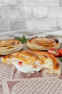 Aufgeschnittener Rustico auf Backpapier mit herauslaufender Füllung