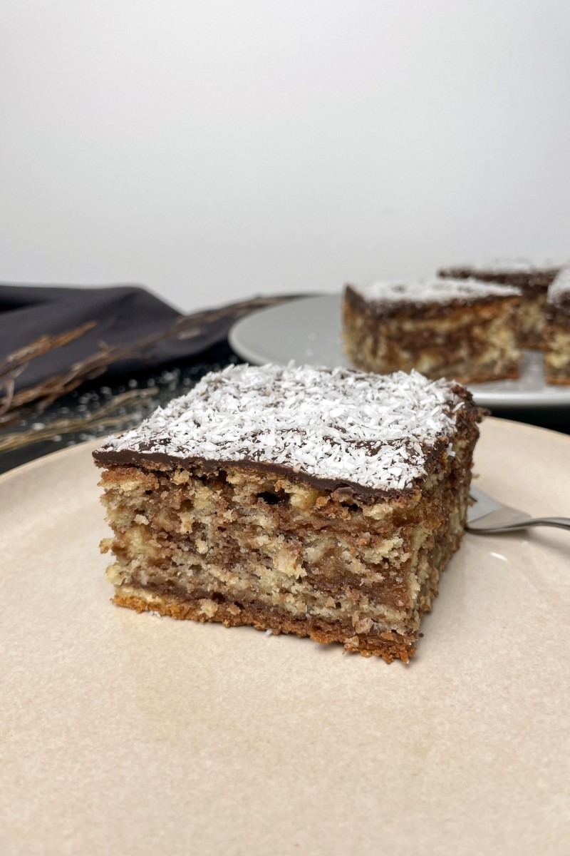 Ein Stück Kokosnuss-Kuchen auf einem Teller serviert