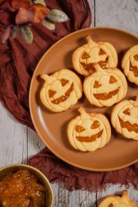 Kürbis Kekse mit Aprikosenmarmelade gefüllt