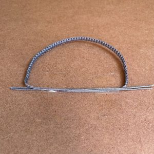 Zweites Ende vom Makramee Armband mit Tesafilm fixiert