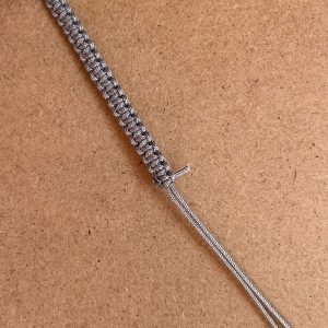 Gekürztes und versiegeltes Makramee Armband Ende
