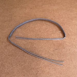 Enden vom Makramee Armband mit Tesafilm fixiert
