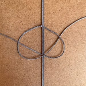 Zusammengelegtes Band für den ersten Knoten