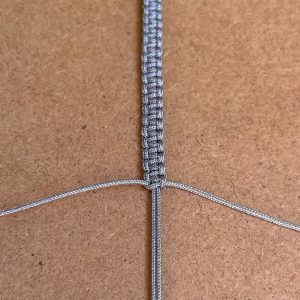 Mehrere Kreuzknoten am Makramee Armband