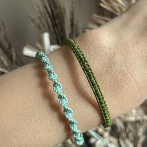 Zwei Makramee Armbänder am Handgelenk