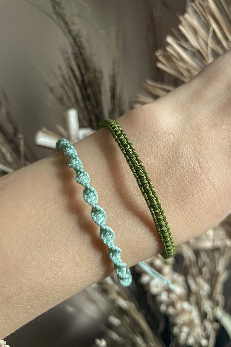 Zwei Makramee Armbänder am Handgelenk