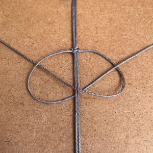 Zusammengelegtes Band für den zweiten Knoten