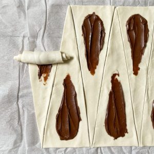 Blätterteig zu Croissants aufgerollt