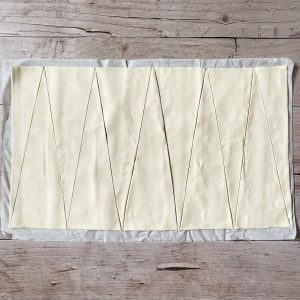 Zugeschnittener Blätterteig für die Mini Croissants