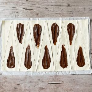 Blätterteig mit Schokocreme bestrichen