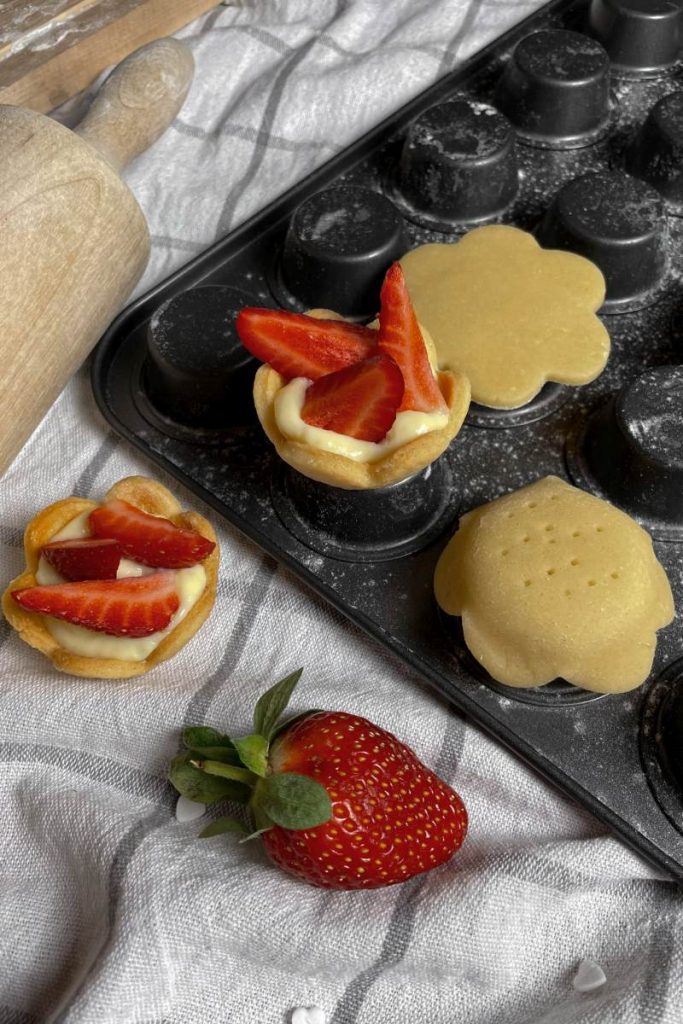 Mini Törtchen mit Vanillecreme und frischen Erdbeeren