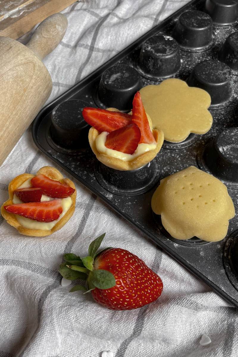 Mini Törtchen mit Vanillecreme und frischen Erdbeeren