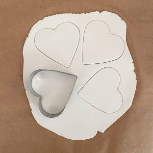 Vier Herzen in ausgerollter Modelliermasse