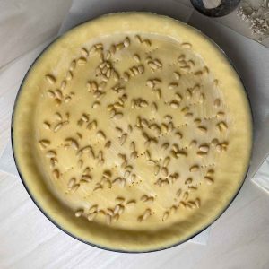 Torta della nonna Mürbeteig mit Pinienkernen bestreut
