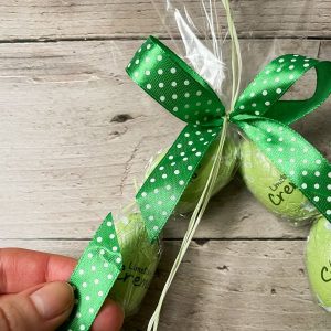 Fertige Schleife am Osterkanz und die Enden gekürzt