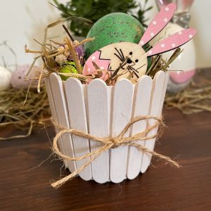 Osterkörbchen mit einer Schleife aus Juteband verziert