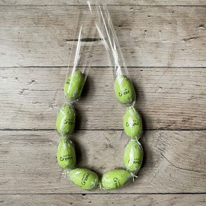 Beide Enden der Folie für den Osterkranz zusammengelegt