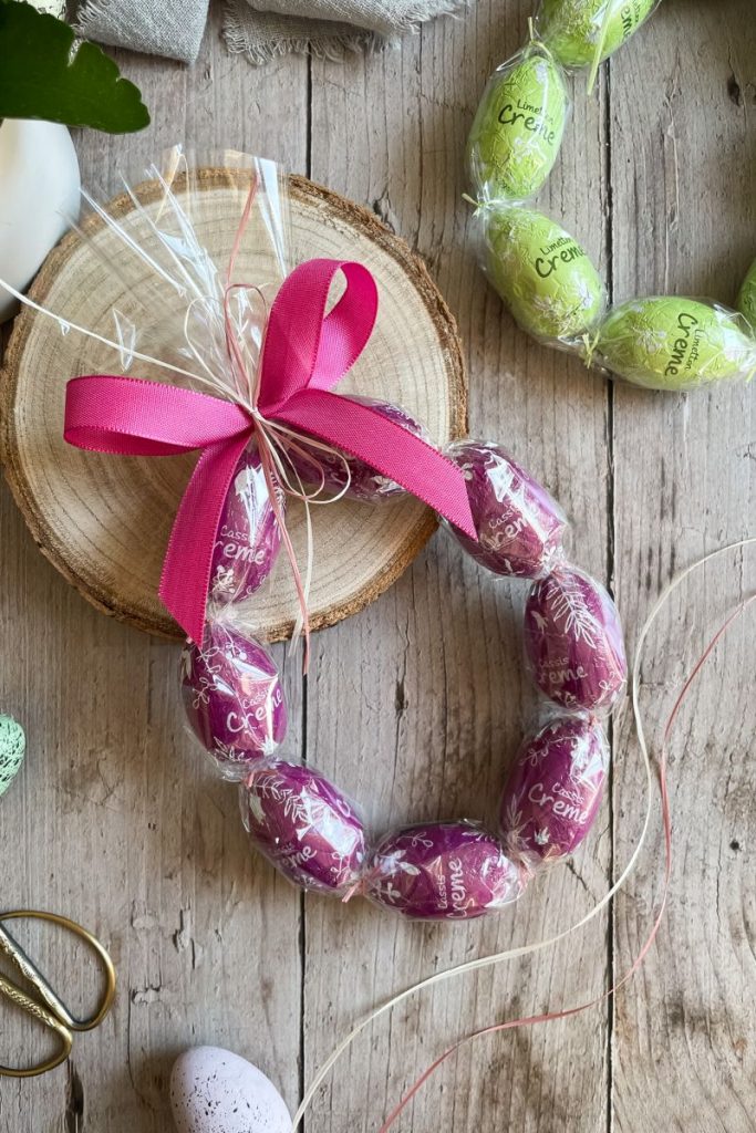 Pinker Osterkranz selber gebastelt für Ostern