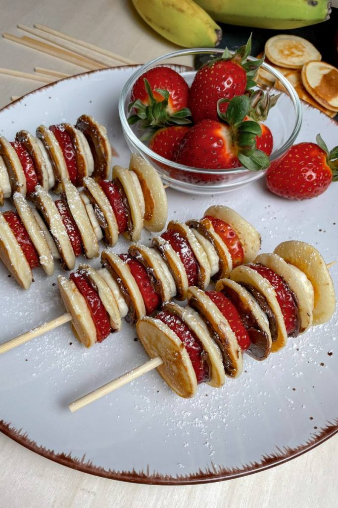 Mini Pancake Spieße mit Puderzucker serviert