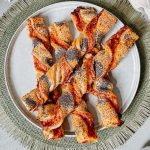 Frische Pizzastangen mit Pesto und Käse