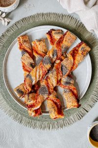 Frische Pizzastangen mit Pesto und Käse