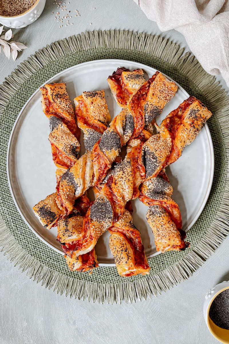 Blätterteigstangen herzhaft mit Käse und Pesto gefüllt ⎢ Fingerfood