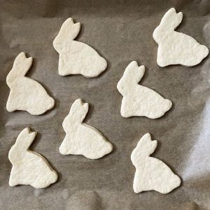 Ausgestochene Quarkhasen auf einem Backblech
