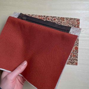 Stoffteil mit Reißverschluss auf den zweiten Außenstoff drauflegen
