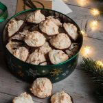 Saftige Kokosmakronen ohne Oblaten in einer Keksdose